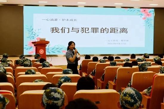 楼壮丽检察官给军训中的高一新生讲授法治课。受访者供图
