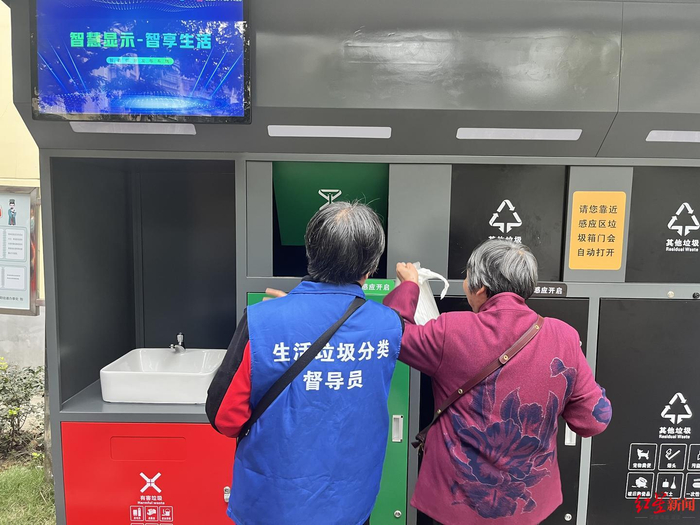 ▲运行中的生活垃圾分类收集点，不需要接触自动感应开门