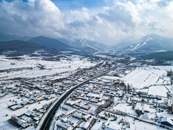 这是2023年1月19日拍摄的吉林北大湖滑雪场附近的北大湖镇南沟村（无人机照片）。新华社记者 颜麟蕴 摄