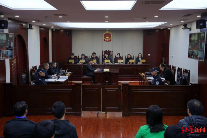▲11月21日庭审现场。图据昆铁中院