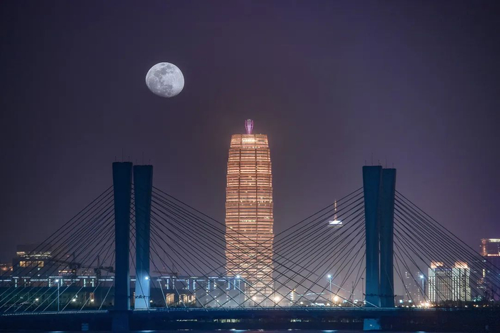 在新能源汽车的产业化浪潮不断深化之时，郑州重新夺回原有的市场地位已然刻不容缓。