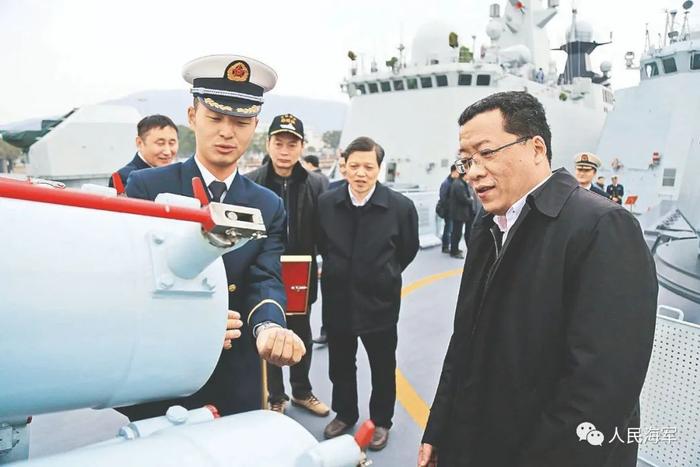 ▲扬州舰官兵向登舰参观的扬州市代表团介绍舰艇装备