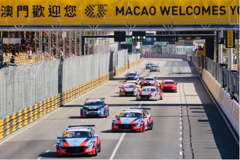 图为澳门格兰披治大赛车比赛现场。（人民网记者唐佳摄）
