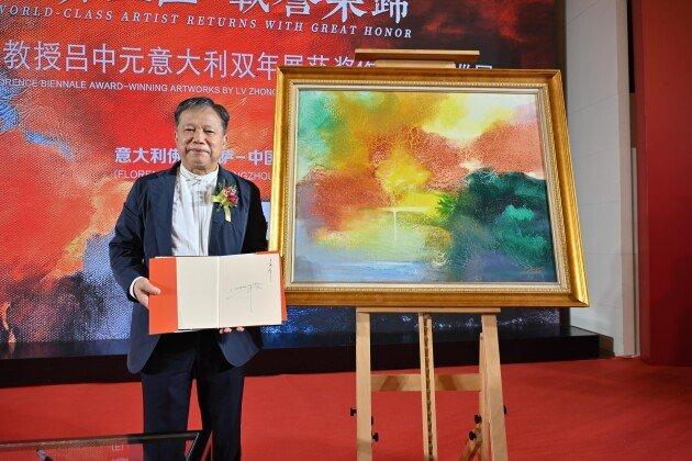 吕中元教授为热爱他作品的收藏家送上寄语和答谢证书