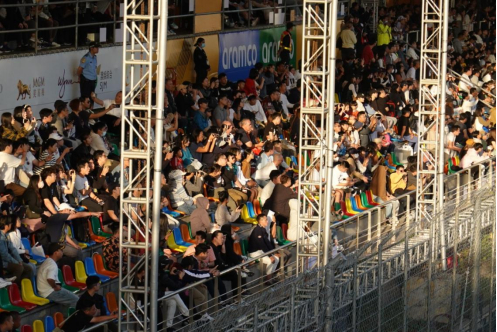 图为澳门格兰披治大赛车大看台观众席。（人民网记者唐佳摄）