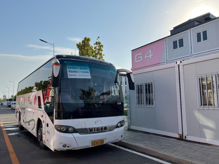 七彩家园内停放的每日地铁班车