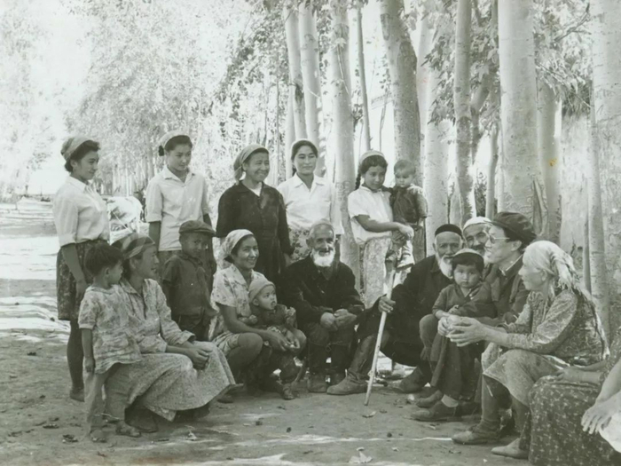 在巴彦岱的王蒙（右二）与当地乡亲们在一起。