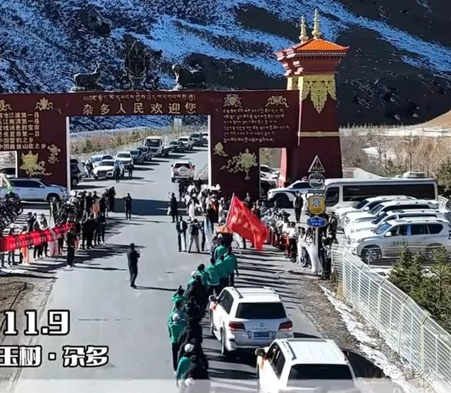 ▲杂多队夺冠后受到当地热烈欢迎