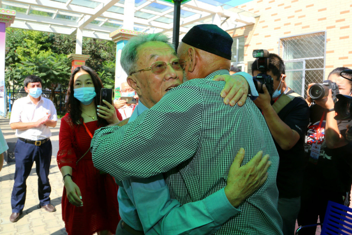 2021年7月，王蒙再次来到新疆，紧紧拥抱巴彦岱镇阔别多年的乡亲们。