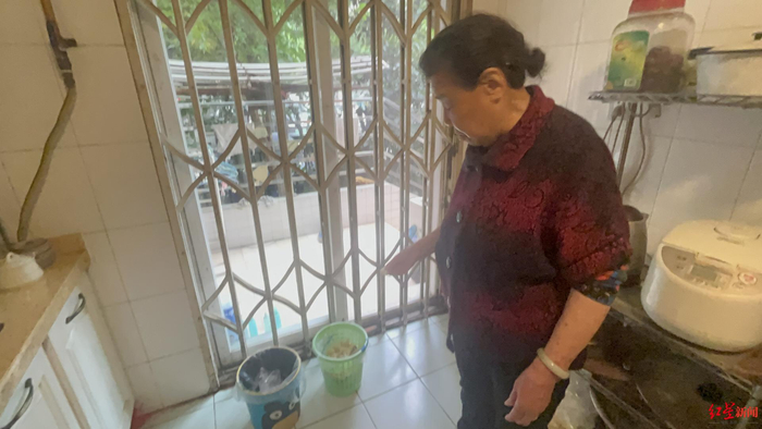 ▲王桂清家里，专门准备了多个分类垃圾桶