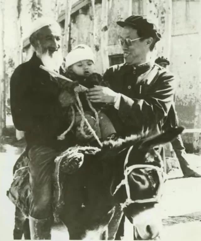 1981年，时任北京作协副秘书长的王蒙回到伊犁巴彦岱体验生活，与骑着毛驴的村民伊萨克在一起。