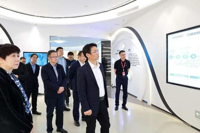 图2:中国药大一行参访一品红展厅