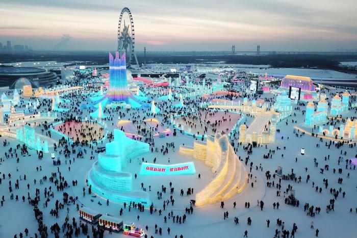 2023年1月25日,游客在黑龙江哈尔滨冰雪大世界园区内游玩(无人机照片)