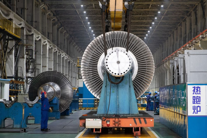 2023年4月28日，工作人员在哈电集团哈尔滨汽轮机厂有限责任公司车间内工作。新华社记者 张涛 摄