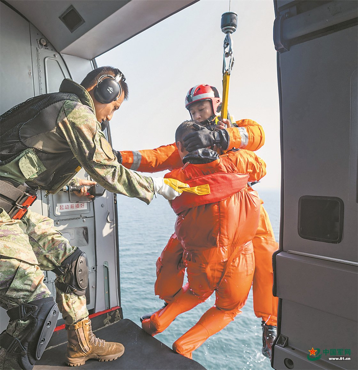 跨海凌波 快速救援——北部战区空军某部海上搜救训练掠影_新浪军事