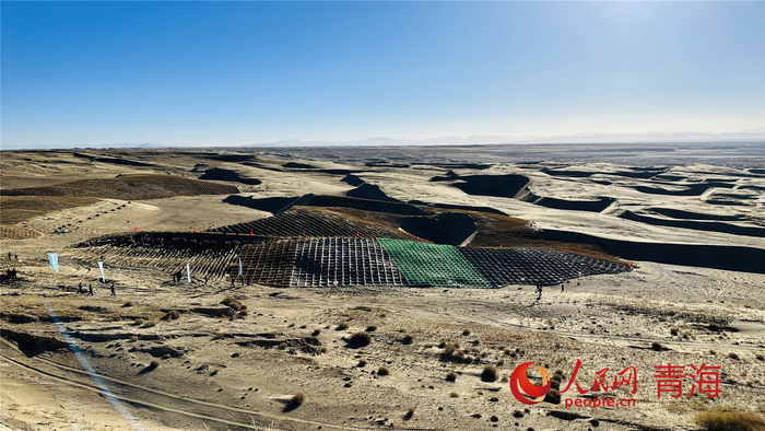 沙珠玉乡不同治沙方式展示区。人民网记者 刘沛然摄