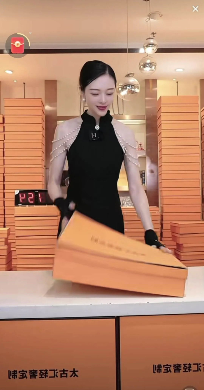 郑香香的直播间布景丨抖音@郑香香直播间视频截图