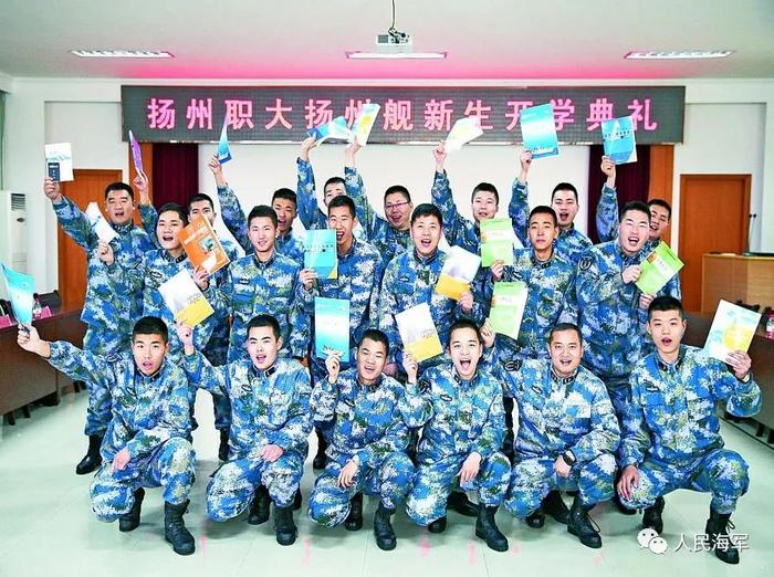 ▲扬州舰官兵参加在职学历提升