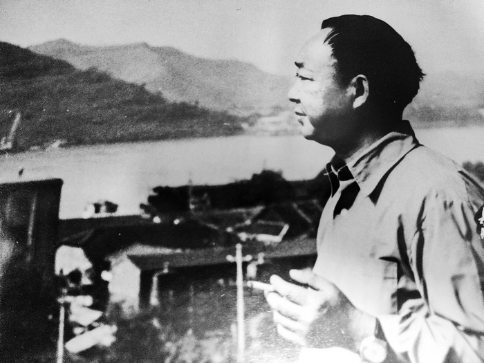     鄢国培在川江船上