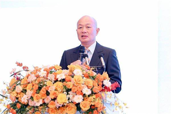 爱尔眼科医院集团董事长陈邦在会上致辞。