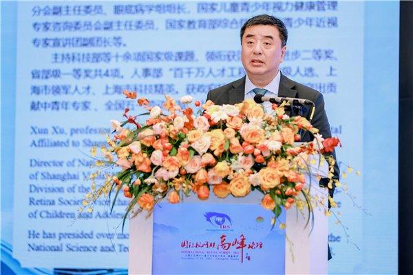 中华医学会眼科学分会副主任委员、国家眼部疾病临床医学研究中心(上海)主任许迅在会上作学术演讲。