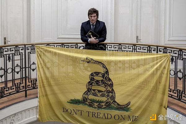 米莱和自由意志主义（Libertarianism）旗帜“加兹登旗”（Gadsden flag）