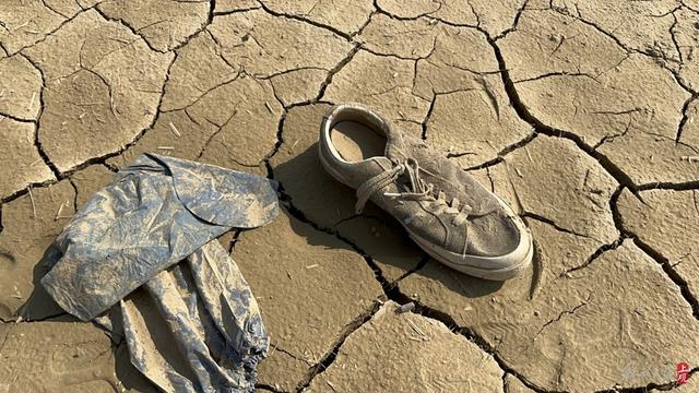 中原迷笛音乐节过去二十多天后，现场还能偶尔看到乐迷遗留下的鞋套等物品。王倩/摄