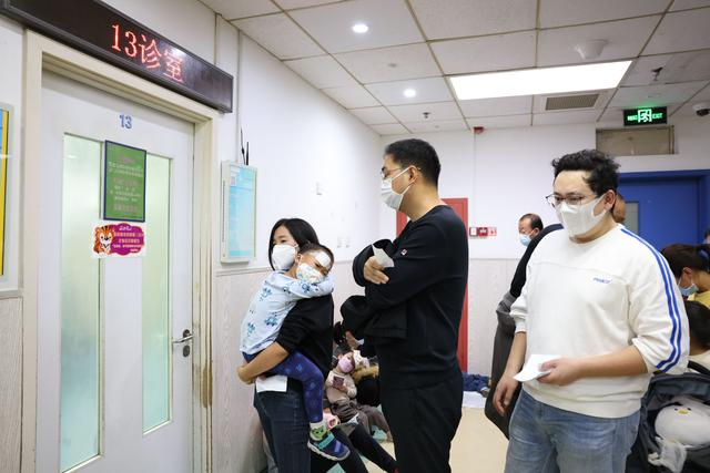 不少家长正带着孩子等待就诊。新京报记者 郭延冰 摄