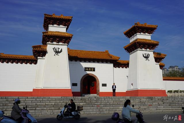 扩建中的医圣祠文化园。 王倩/摄