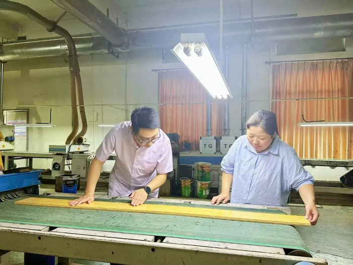 图为农行湖州分行工作人员走访企业，为企业办理“绿色普惠贷”。