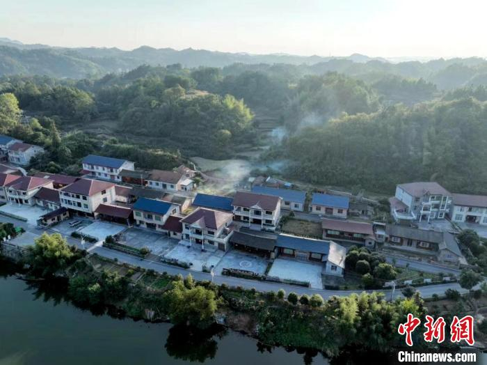 长泥坪村民临水而居，炒沙铺就的“滨江大道”，沿湖划出一个“半月”。　　蒙友富 摄