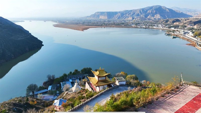 禹王峡水蜿蜒流转波光粼粼.周毅摄