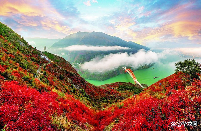     巫峡入口红叶美景