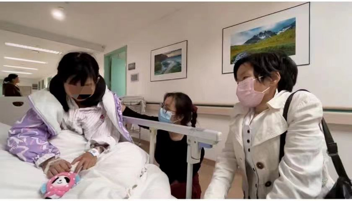 俊俊一直带着饭粒送的小熊猫玩偶进出手术室