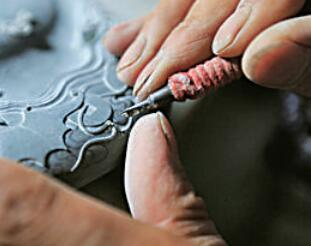     艺人在甘肃定西市临洮县洮砚艺术馆雕刻制作洮砚。新华社发