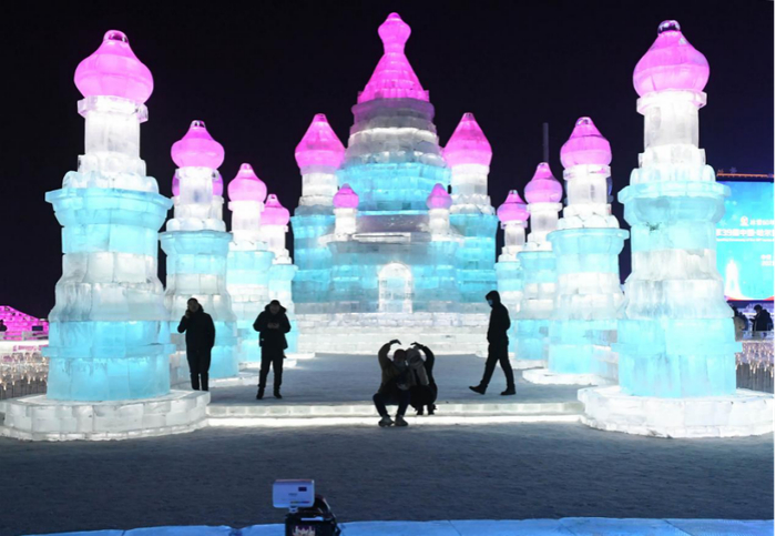 △游客与冰雕合影