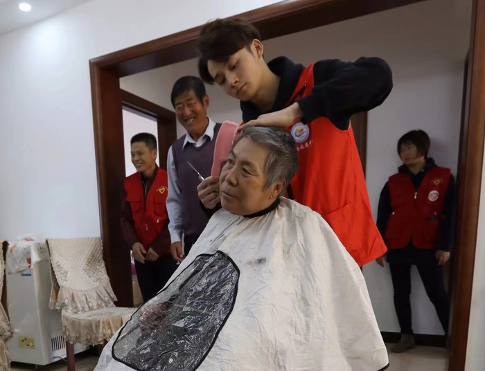 乌兰牧骑志愿服务队为群众理发。