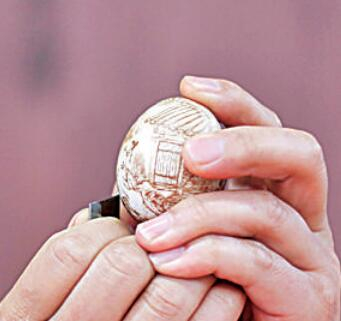     安徽黄山，非遗传承人在展示“庐州蛋雕”非遗传统技艺。新华社发