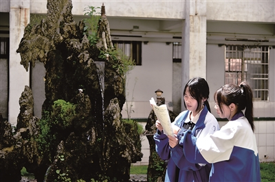 常德市桃源二中学生在探讨题目。（图源：中国教育新闻网）
