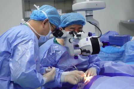 聊城爱尔眼科医院医疗队专家为刚察县患者进行手术