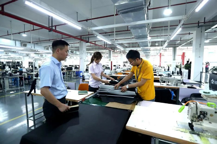 图为农行湖州分行工作人员走访企业，为企业办理“绿色普惠贷”。