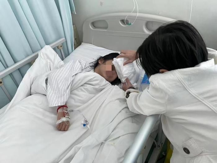 妈妈照料病床上的俊俊