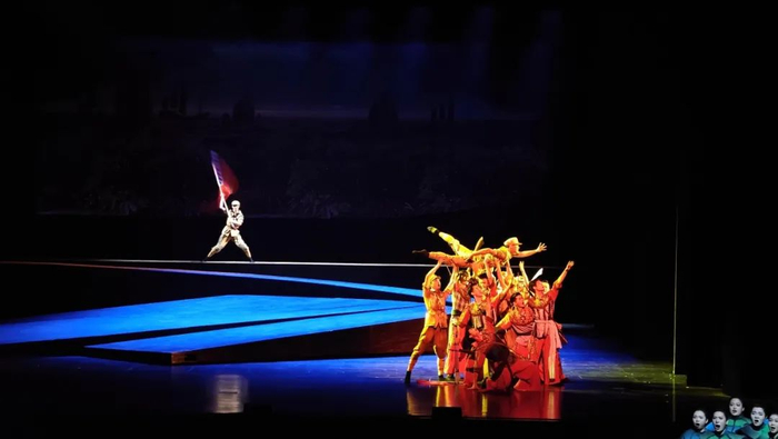 演员们演绎渡琼战役战士们英勇奋战的画面。