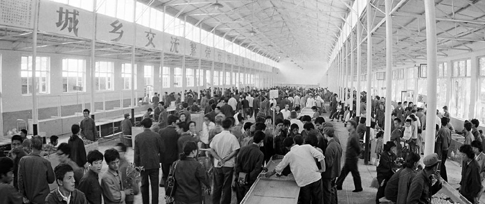 1981年，位于中关村的北京市第一座大型室内农贸市场开业，来自农村的各种农副产品很快就销售一空。 王振民摄