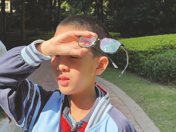     让孩子直接“晒眼皮”治近视不可取