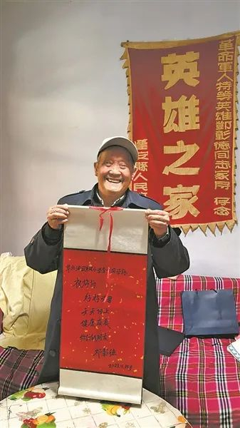 图①、图②：邓彰德为孩子们写下赠言并展示。左 玮摄