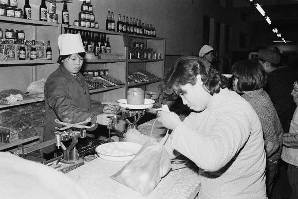 1982年，老山西里的居民在老山副食店购买凭证供应的副食品。李晞摄