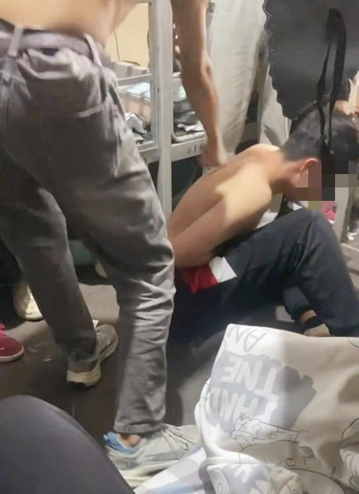 ↑受害者在宿舍被人锤击背部的画面。视频截图