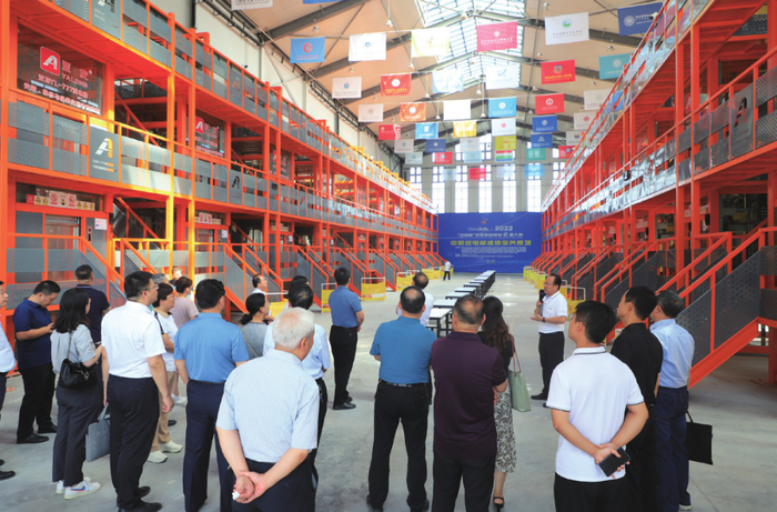 侯企强向山西省各市教育局职教科领导介绍学校办赛情况