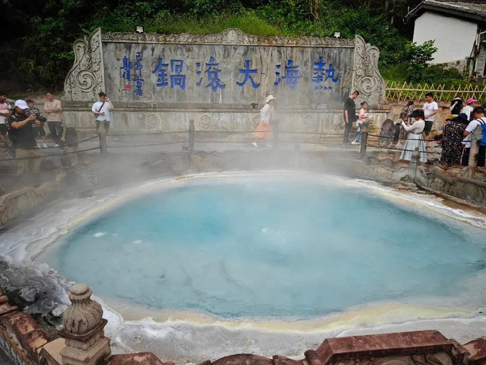 云南腾冲“热海大滚锅”。科技日报记者 都芃 摄